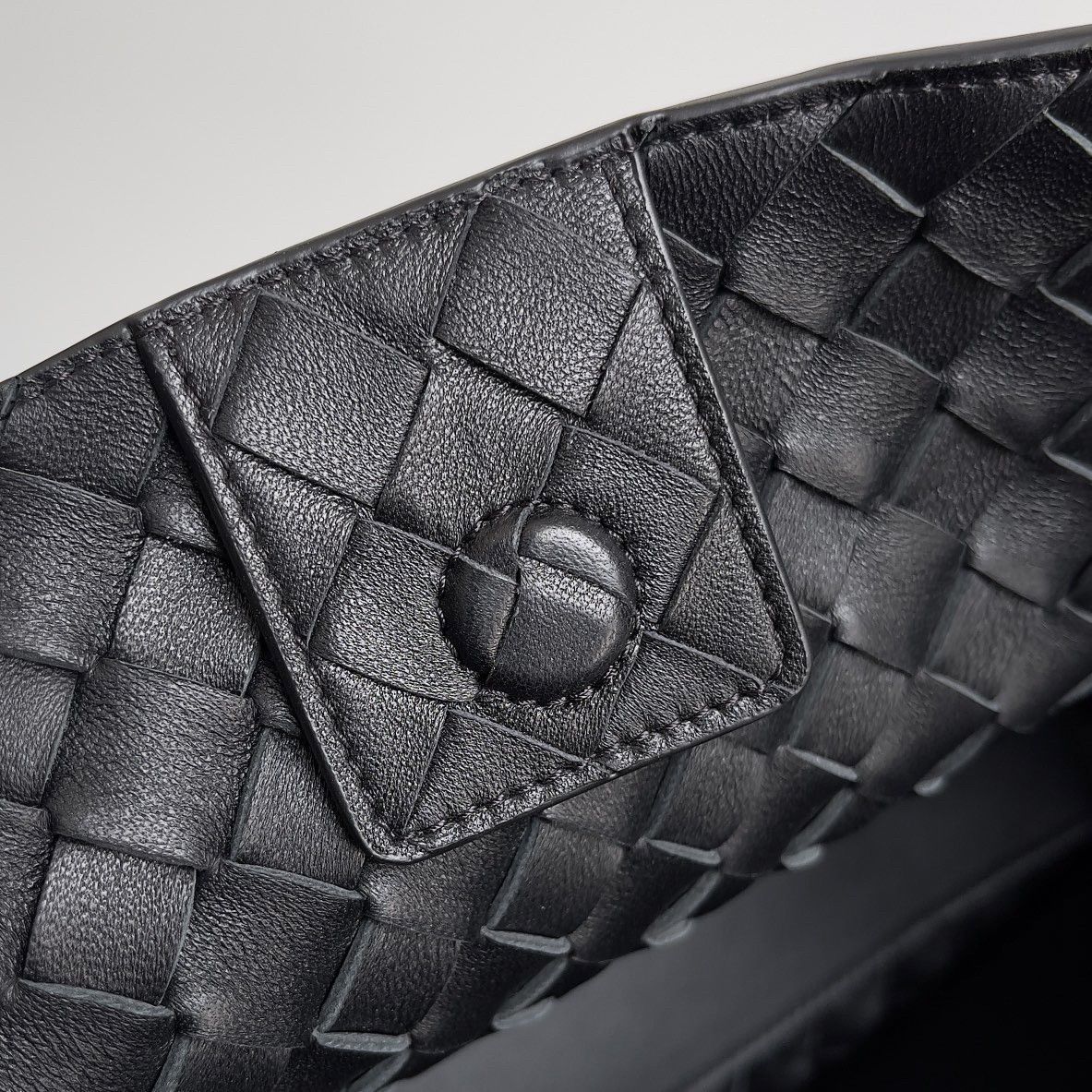 Bottega Veneta Medium Andiamo Bag In Black Intrecciato Lambskin