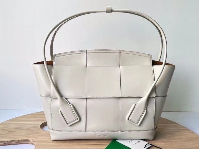 Bottega Veneta Arco Medium Bag In White Intrecciato Calfskin