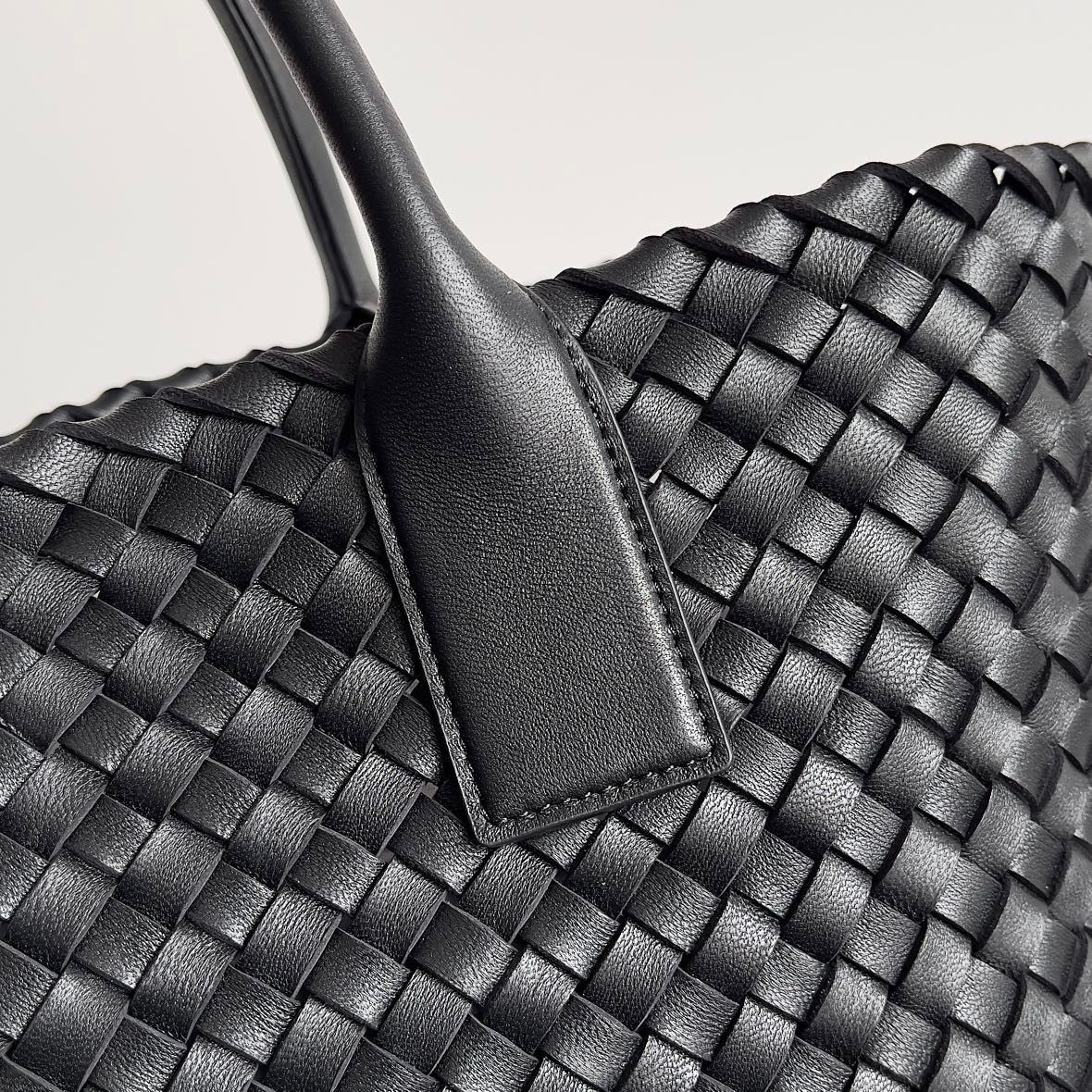 Bottega Veneta Cabat Medium Bag In Black Intrecciato Lambskin