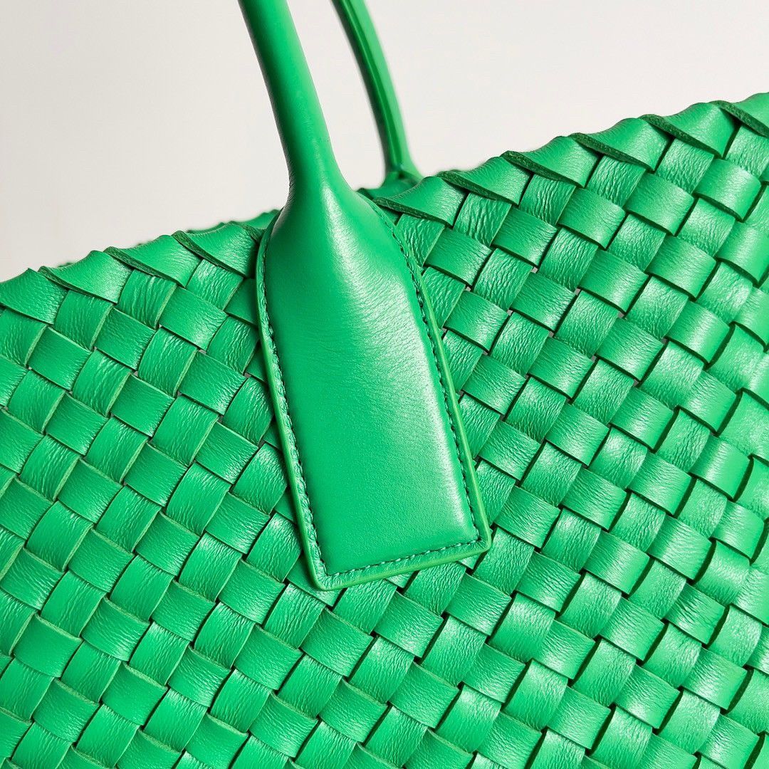 Bottega Veneta Cabat Medium Bag In Green Intrecciato Lambskin