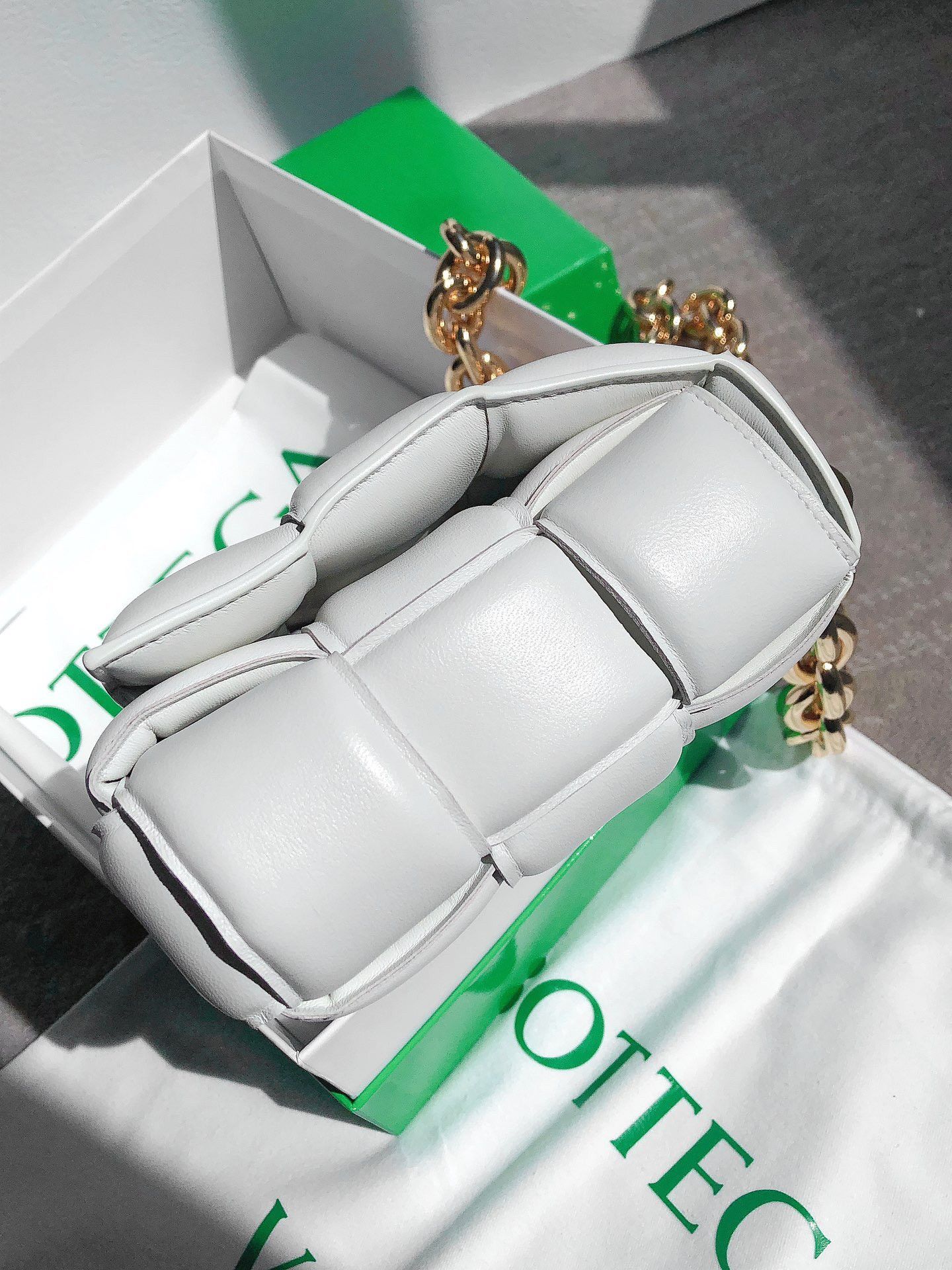 Bottega Veneta Chain Cassette Bag In White Intrecciato Lambskin