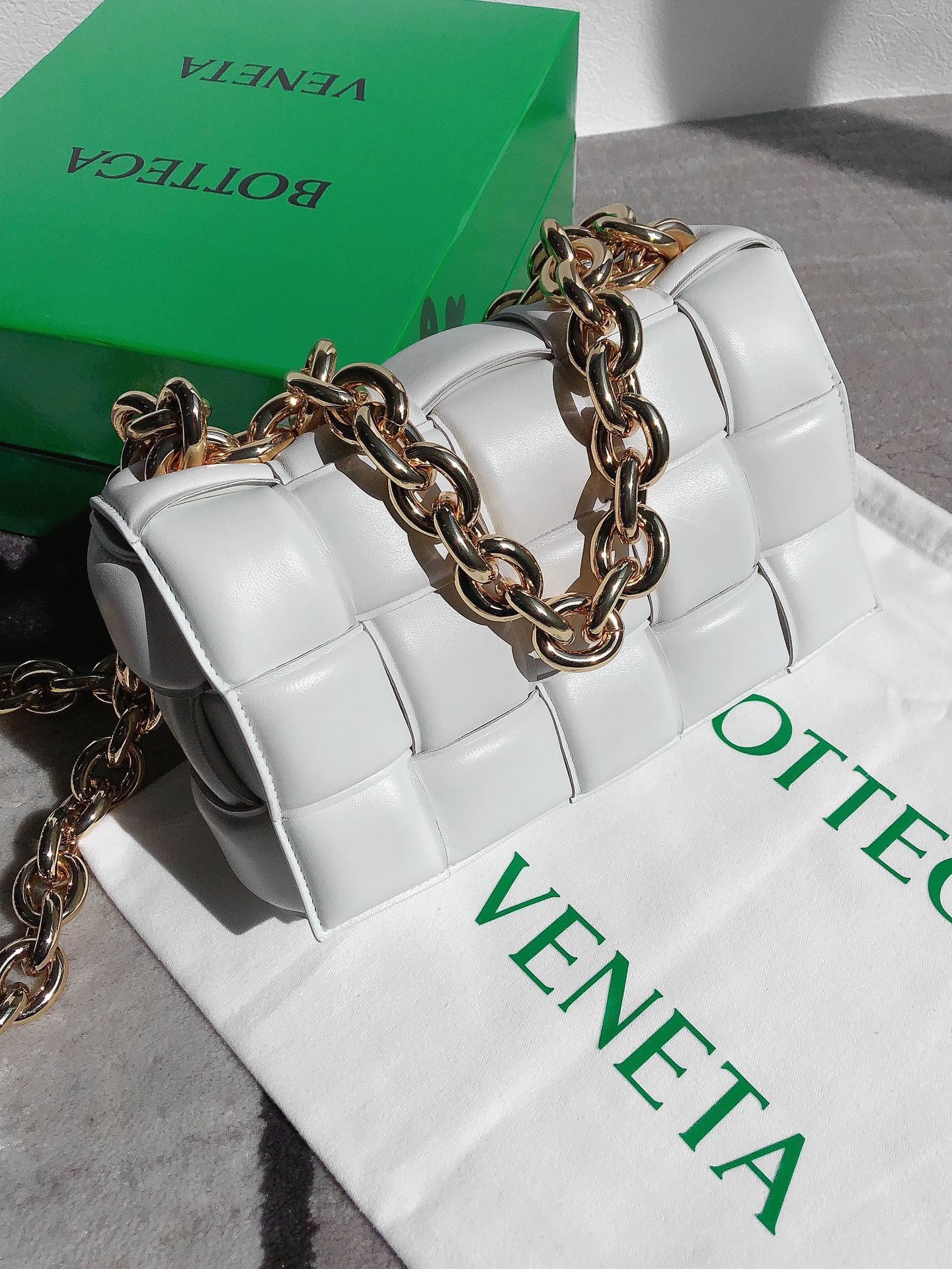 Bottega Veneta Chain Cassette Bag In White Intrecciato Lambskin