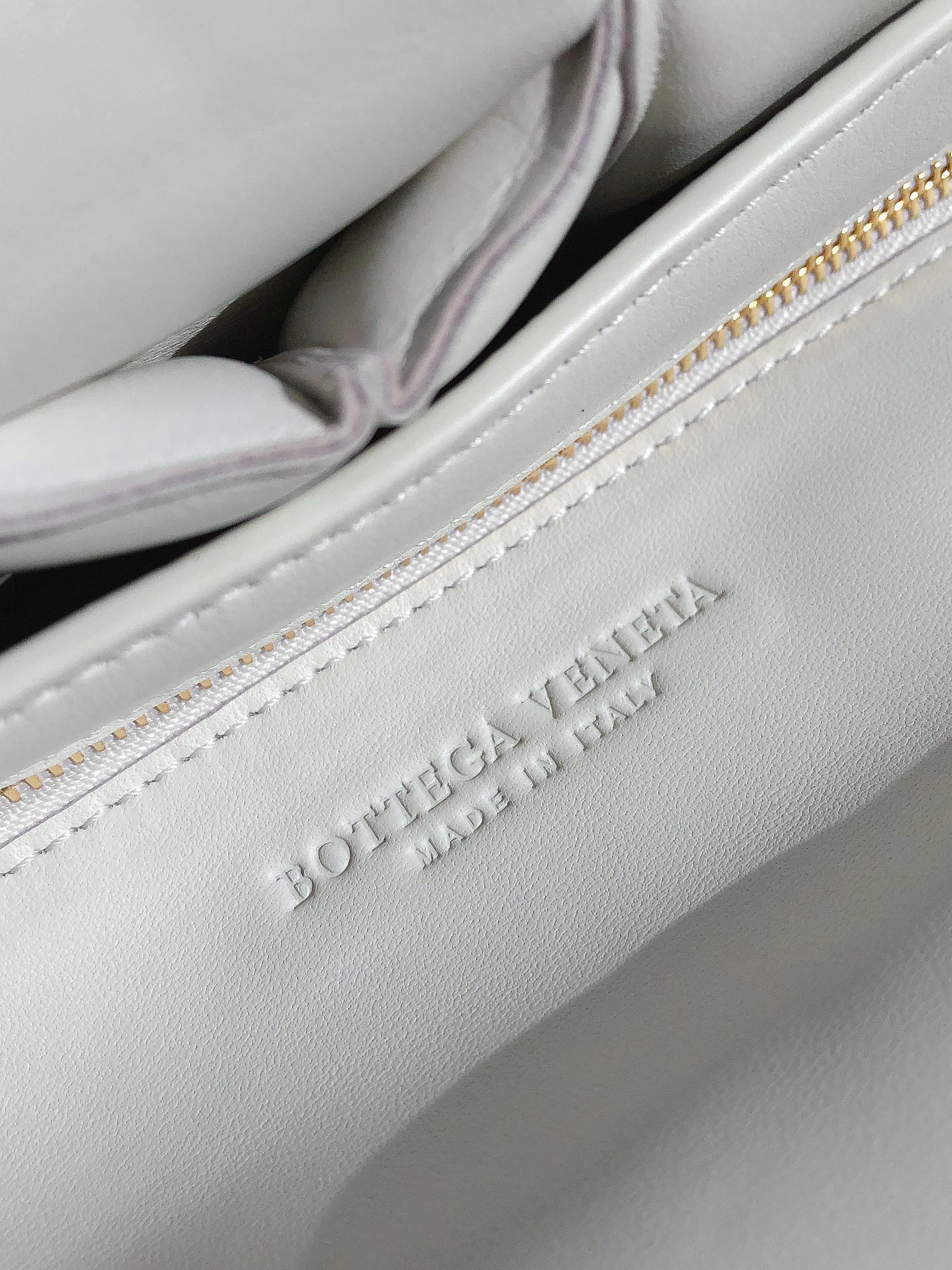 Bottega Veneta Chain Cassette Bag In White Intrecciato Lambskin