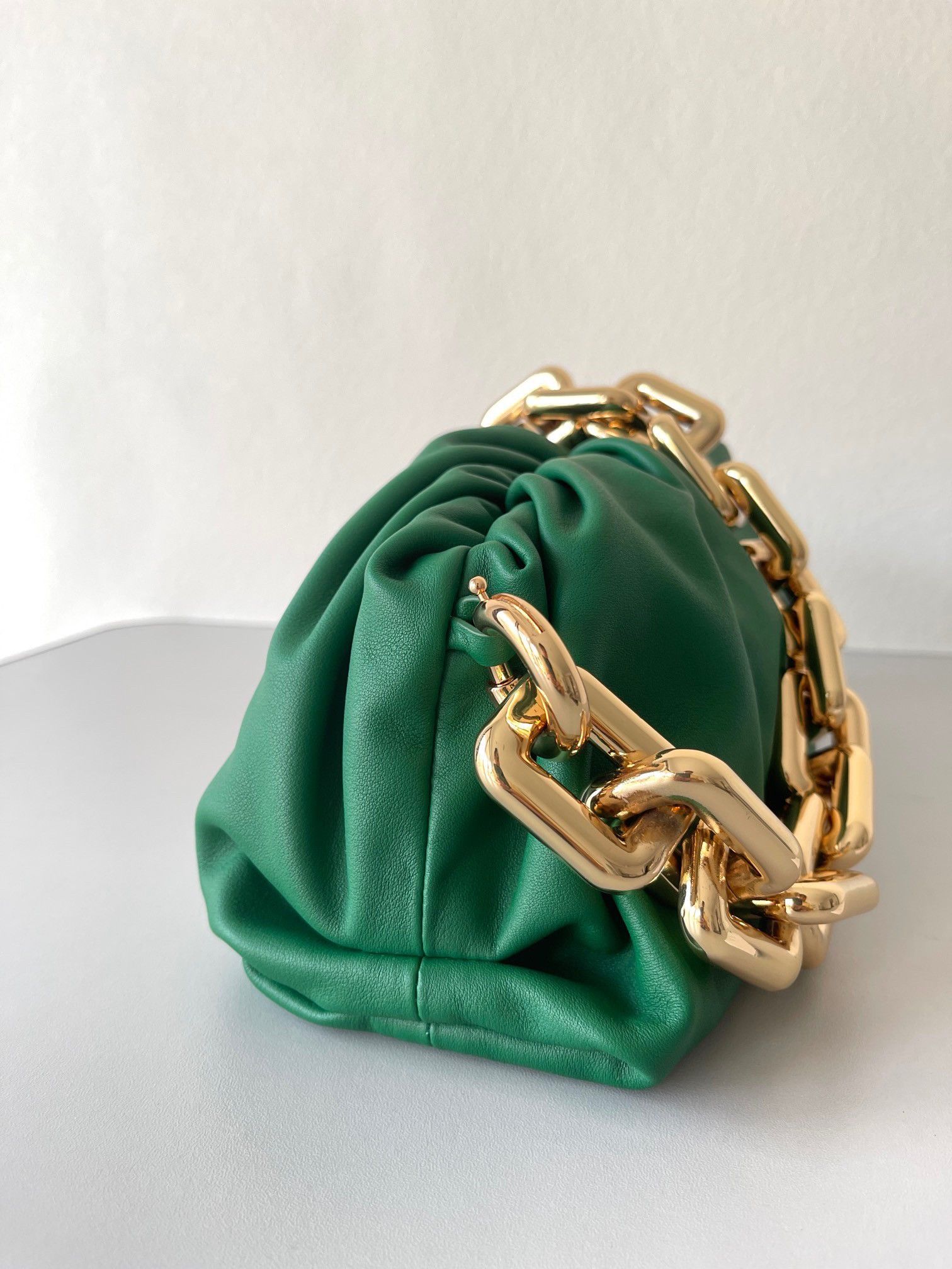 Bottega Veneta The Chain Pouch Bag In Green Calfskin