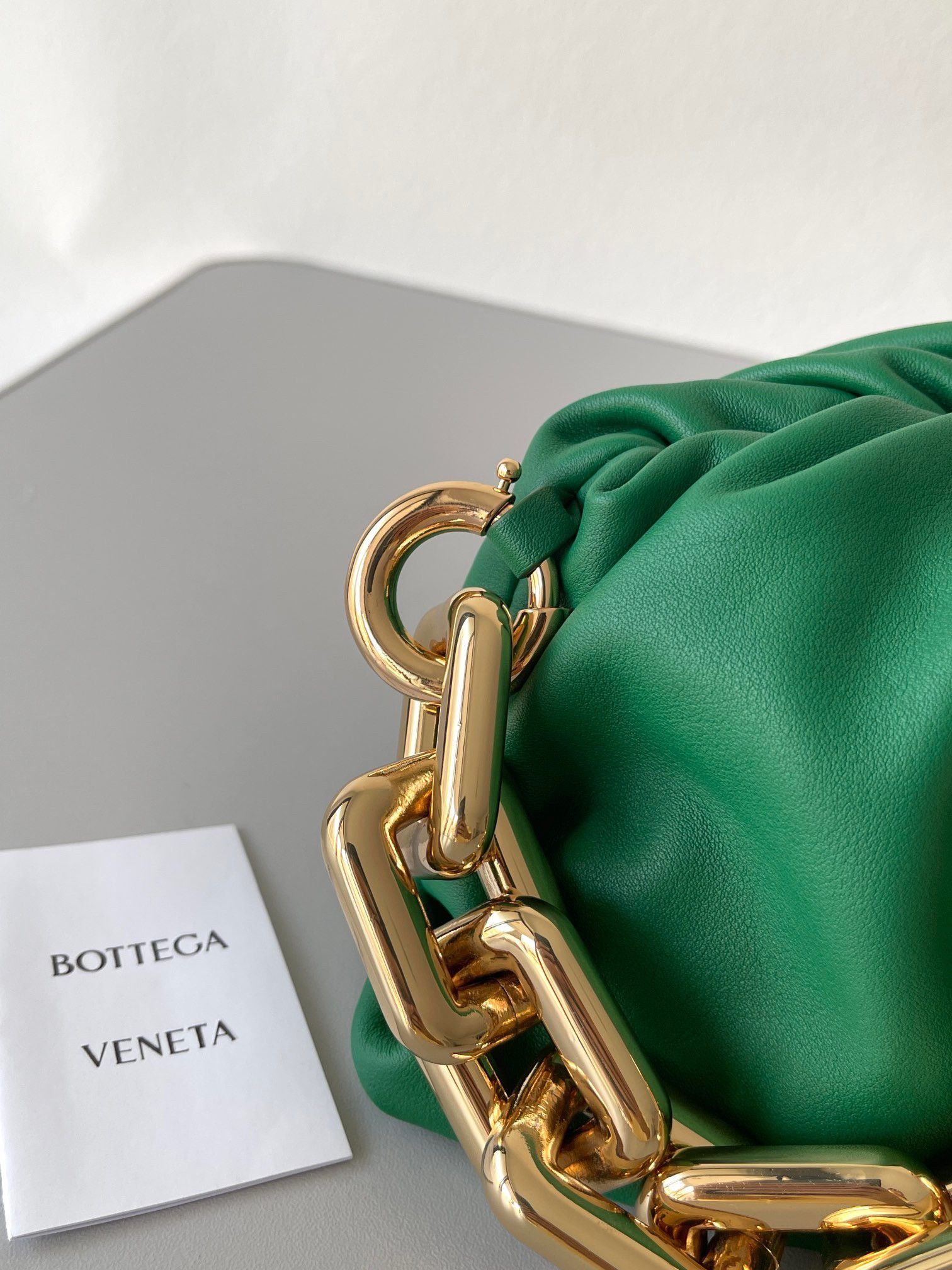 Bottega Veneta The Chain Pouch Bag In Green Calfskin