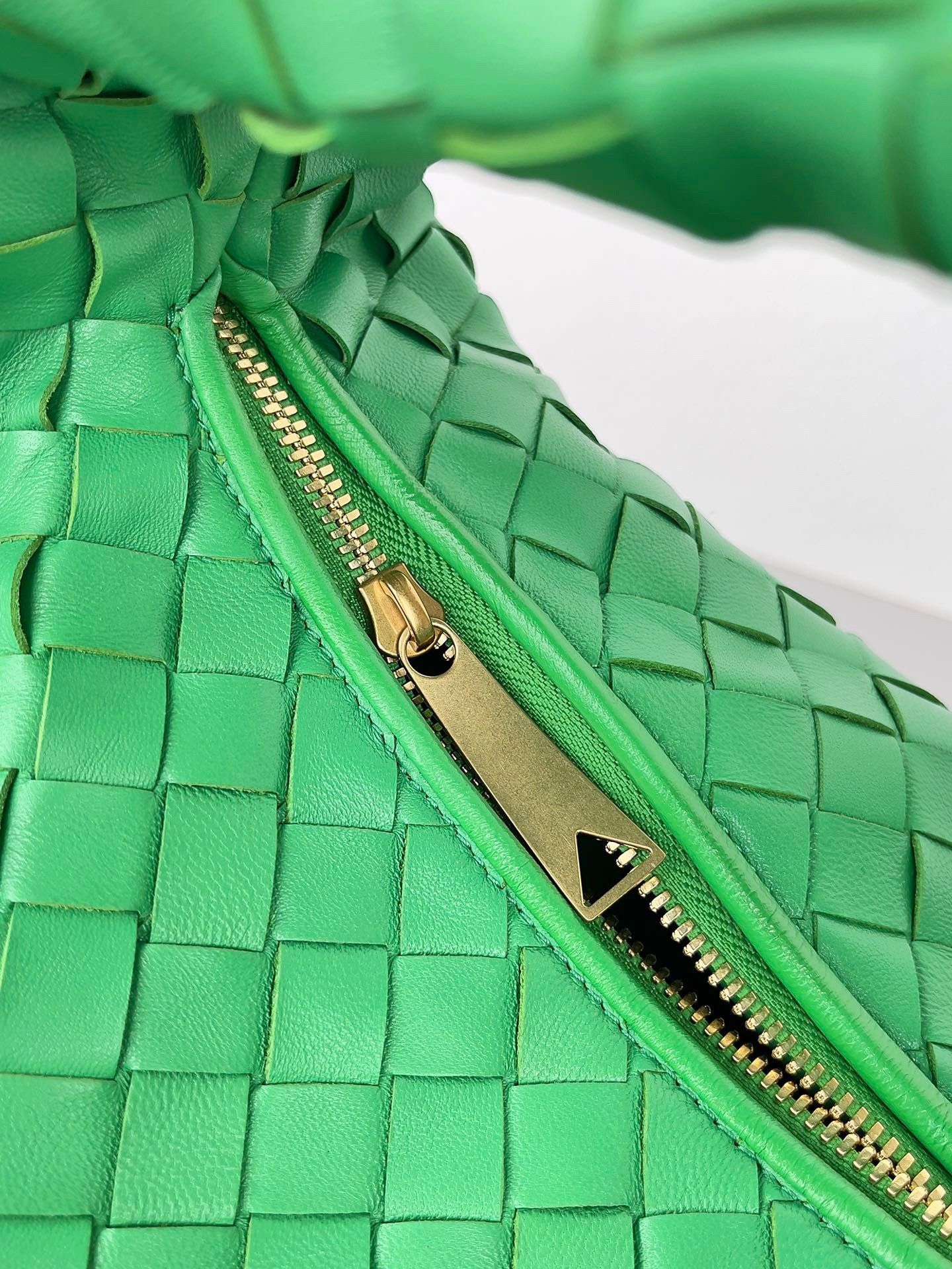 Bottega Veneta BV Jodie Teen Bag In Parakeet Intrecciato Lambskin