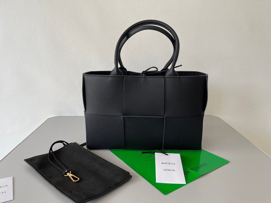 Bottega Veneta Arco Small Tote In Black Grained Calfskin