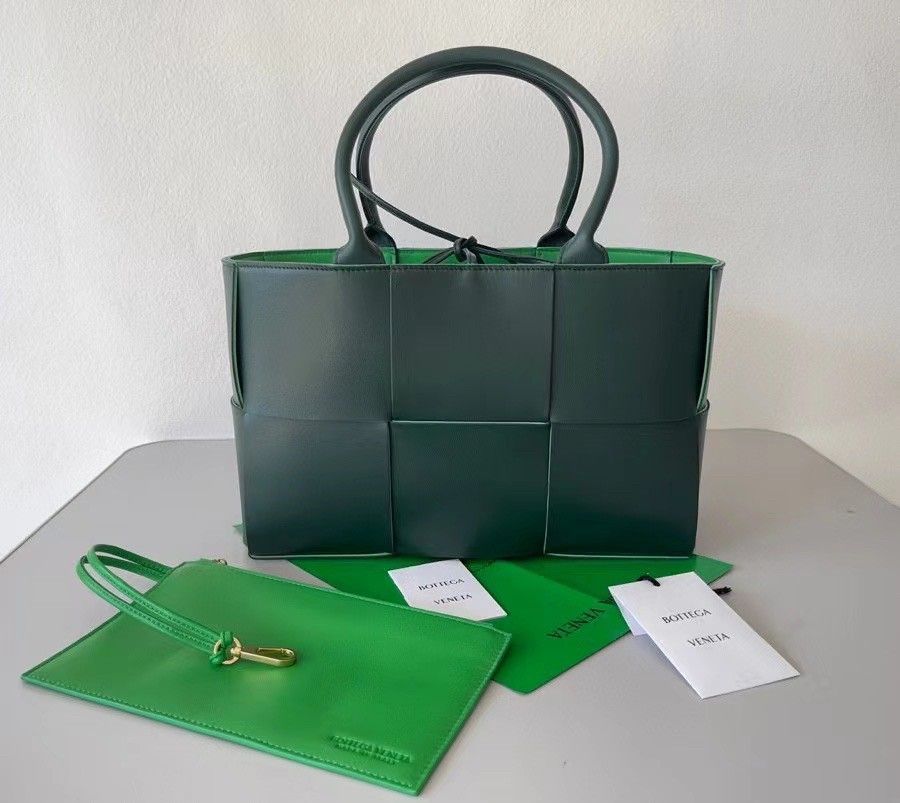 Bottega Veneta Arco Small Tote In Green Intrecciato Lambskin