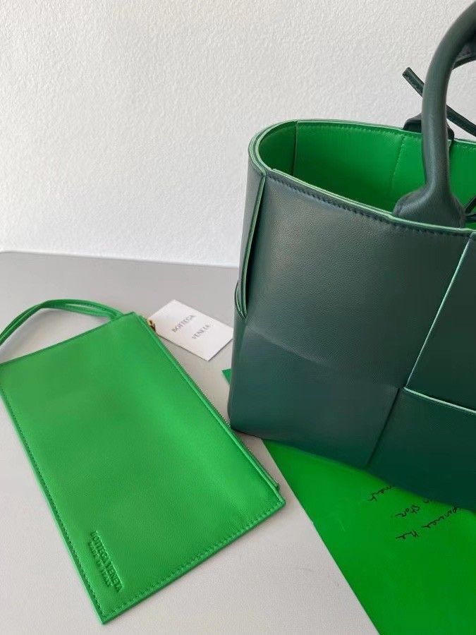 Bottega Veneta Arco Small Tote In Green Intrecciato Lambskin