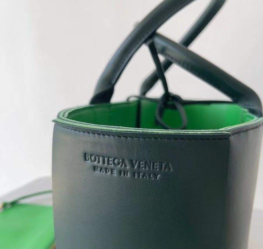 Bottega Veneta Arco Small Tote In Green Intrecciato Lambskin