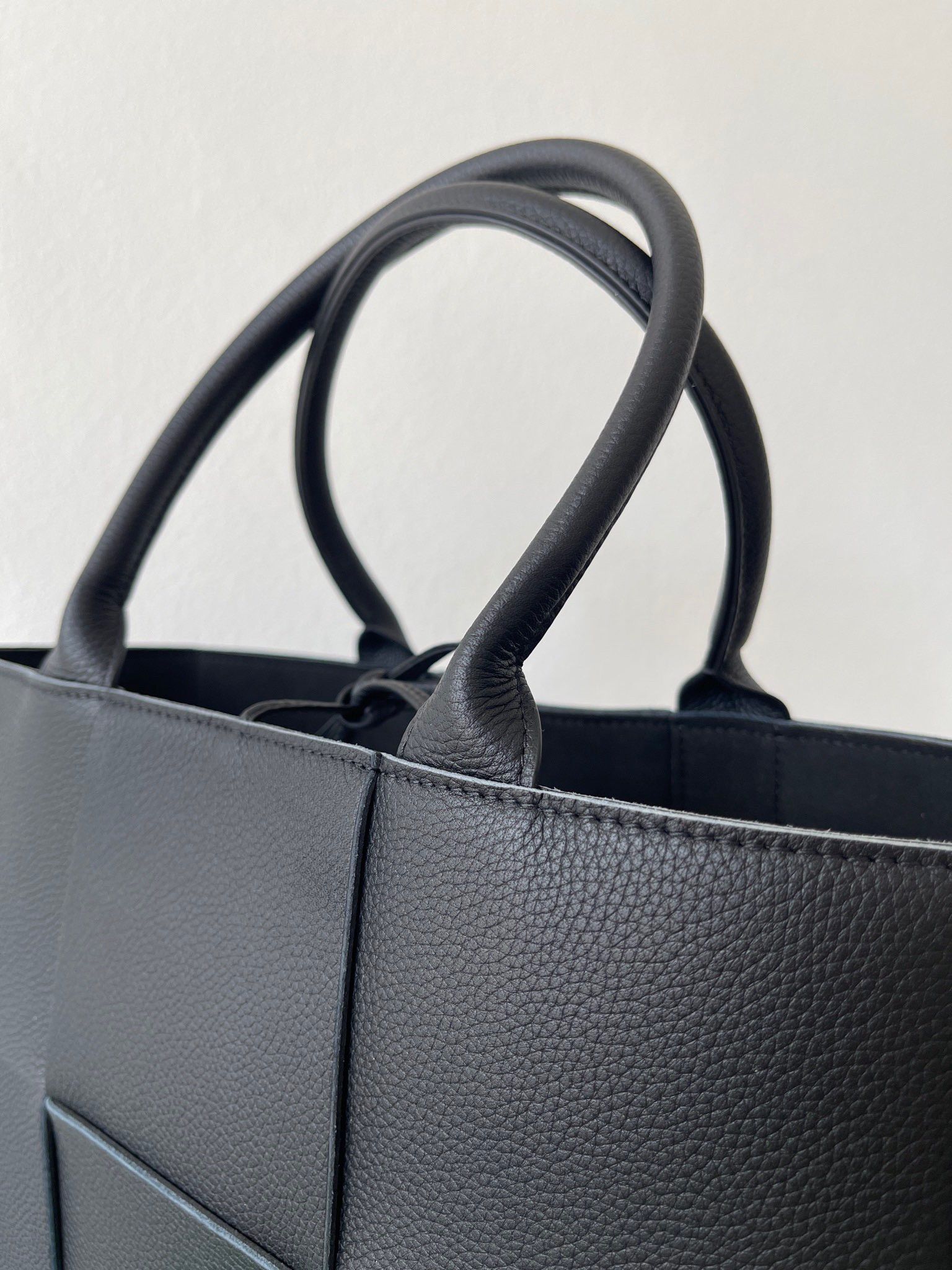 Bottega Veneta Arco Medium Tote In Black Intrecciato Calfskin