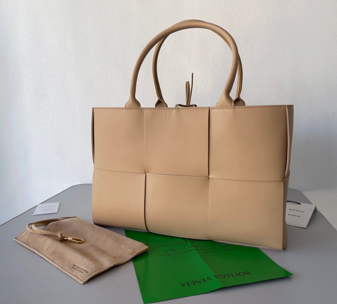 Bottega Veneta Arco Medium Tote In Beige Intrecciato Lambskin