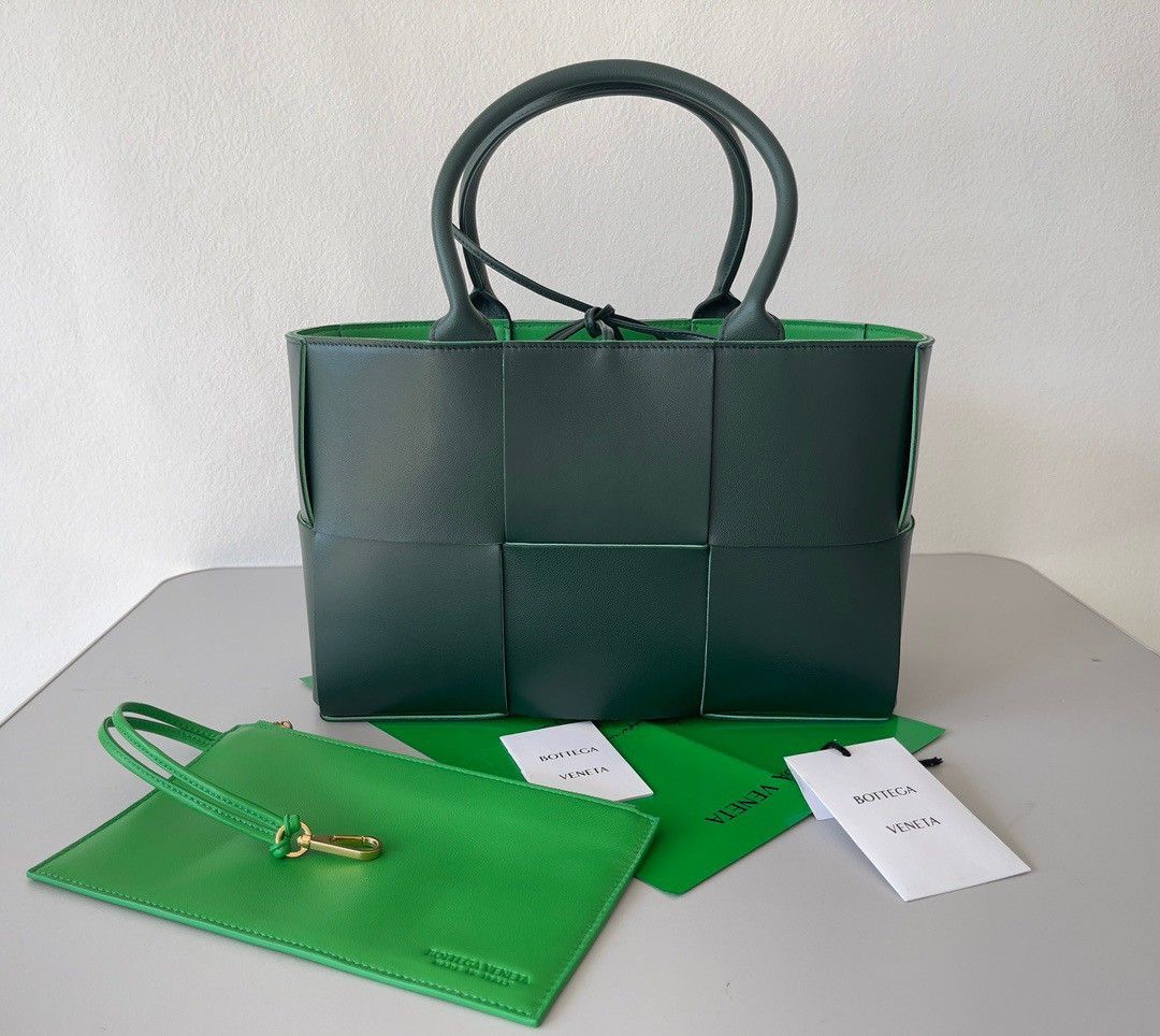 Bottega Veneta Arco Medium Tote In Green Intrecciato Lambskin