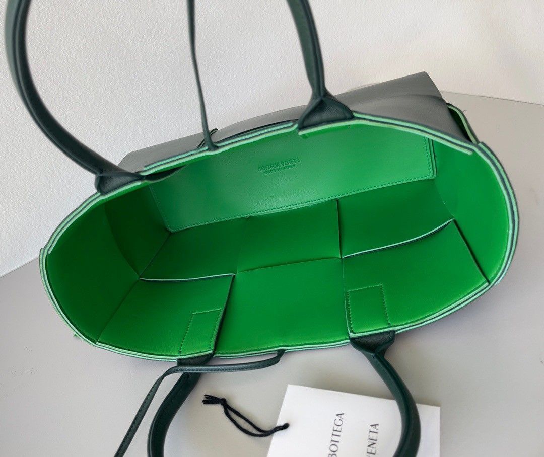 Bottega Veneta Arco Medium Tote In Green Intrecciato Lambskin