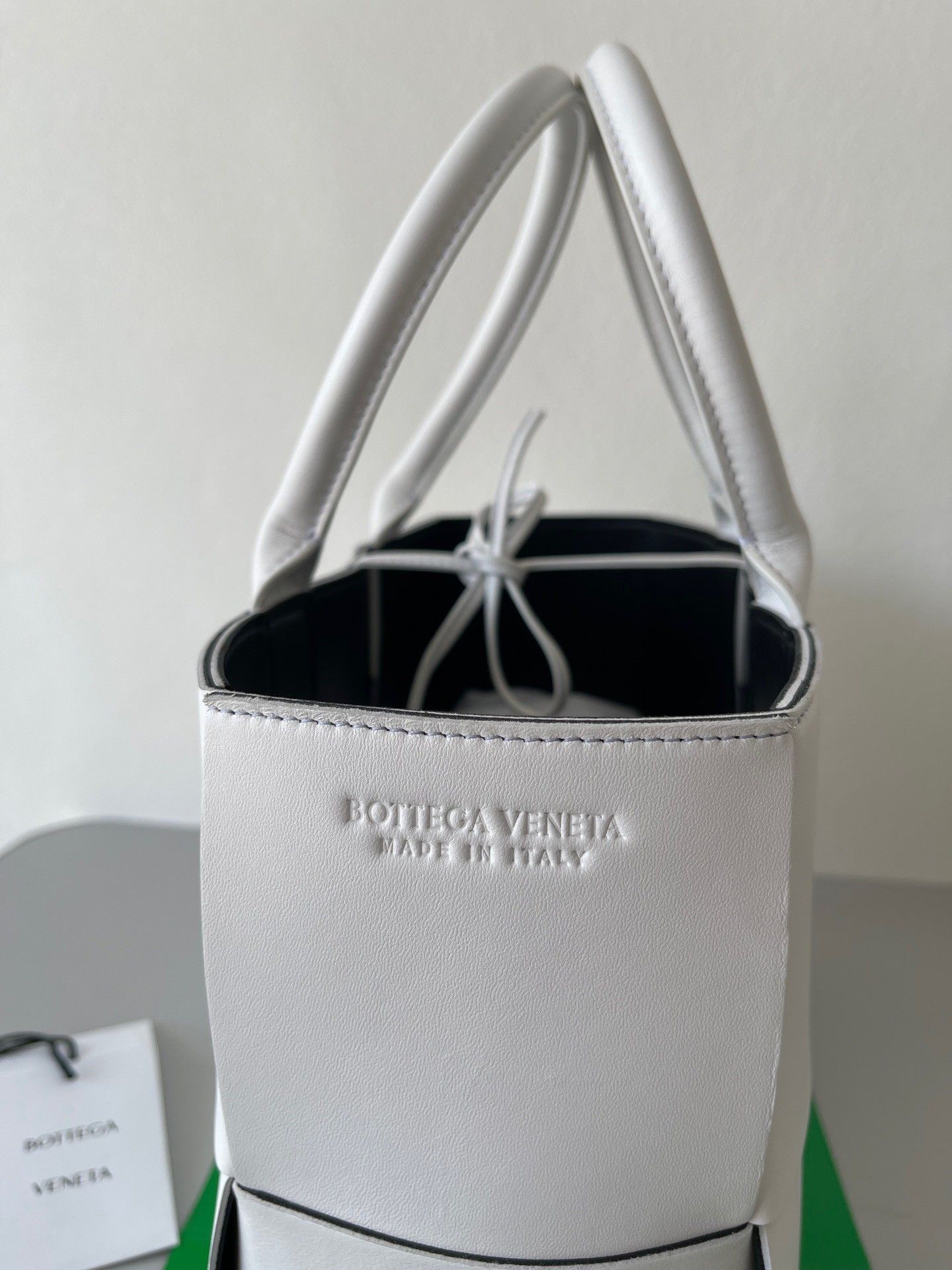 Bottega Veneta Arco Medium Tote In White Intrecciato Lambskin