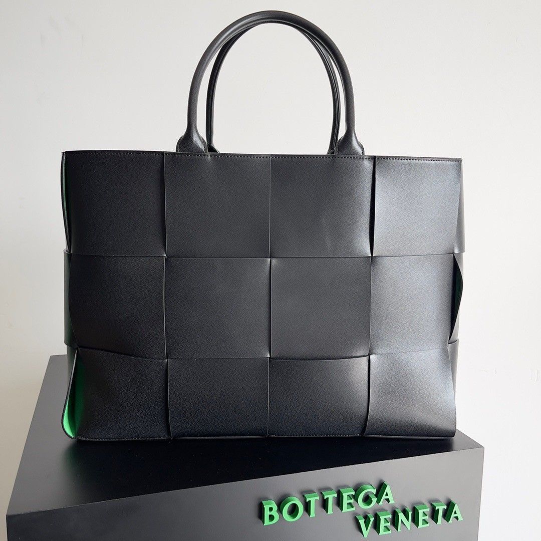 Bottega Veneta Large Arco Tote Bag In Black Intrecciato Calfskin