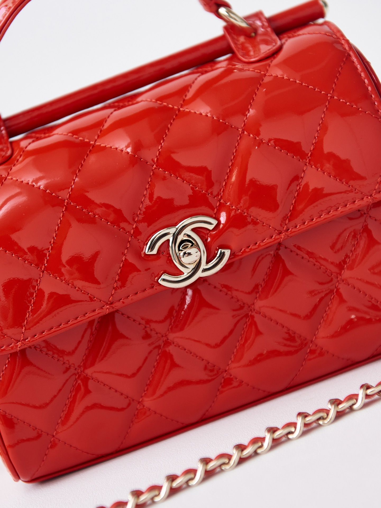 CHANEL Small box bag Red Patent Calfskin Gold Tone Metal