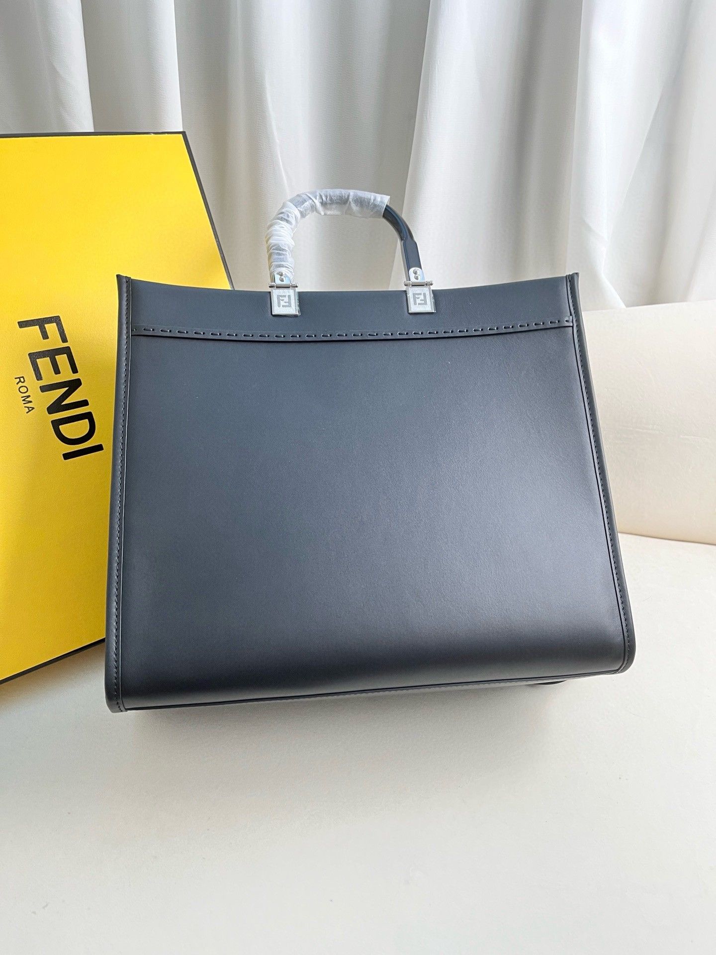 Fendi Sunshine Medium Tote Bag In Noir Calfskin