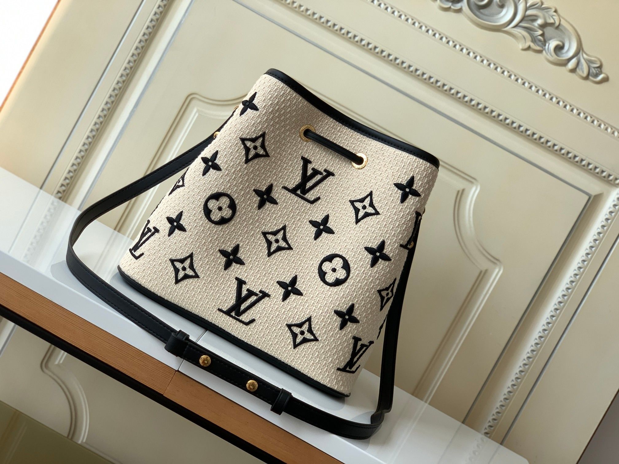 Louis Vuitton Néonoé MM Monogram Canvas Women's Handbags M23080