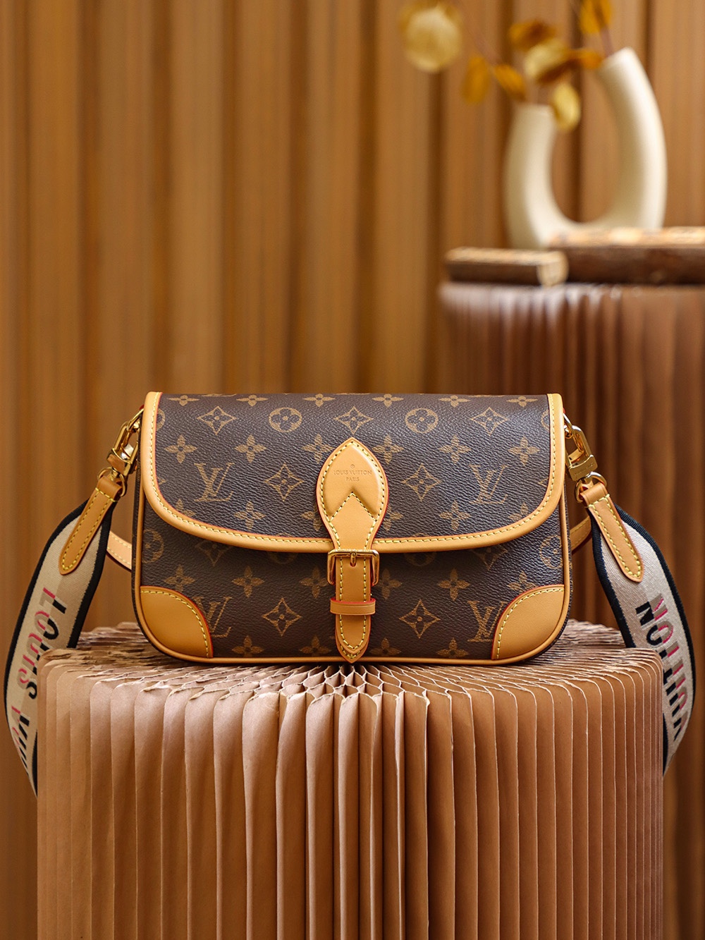 Louis Vuitton Diane Monogram Canvas Purse  Women's Crossbody Handbags M45985