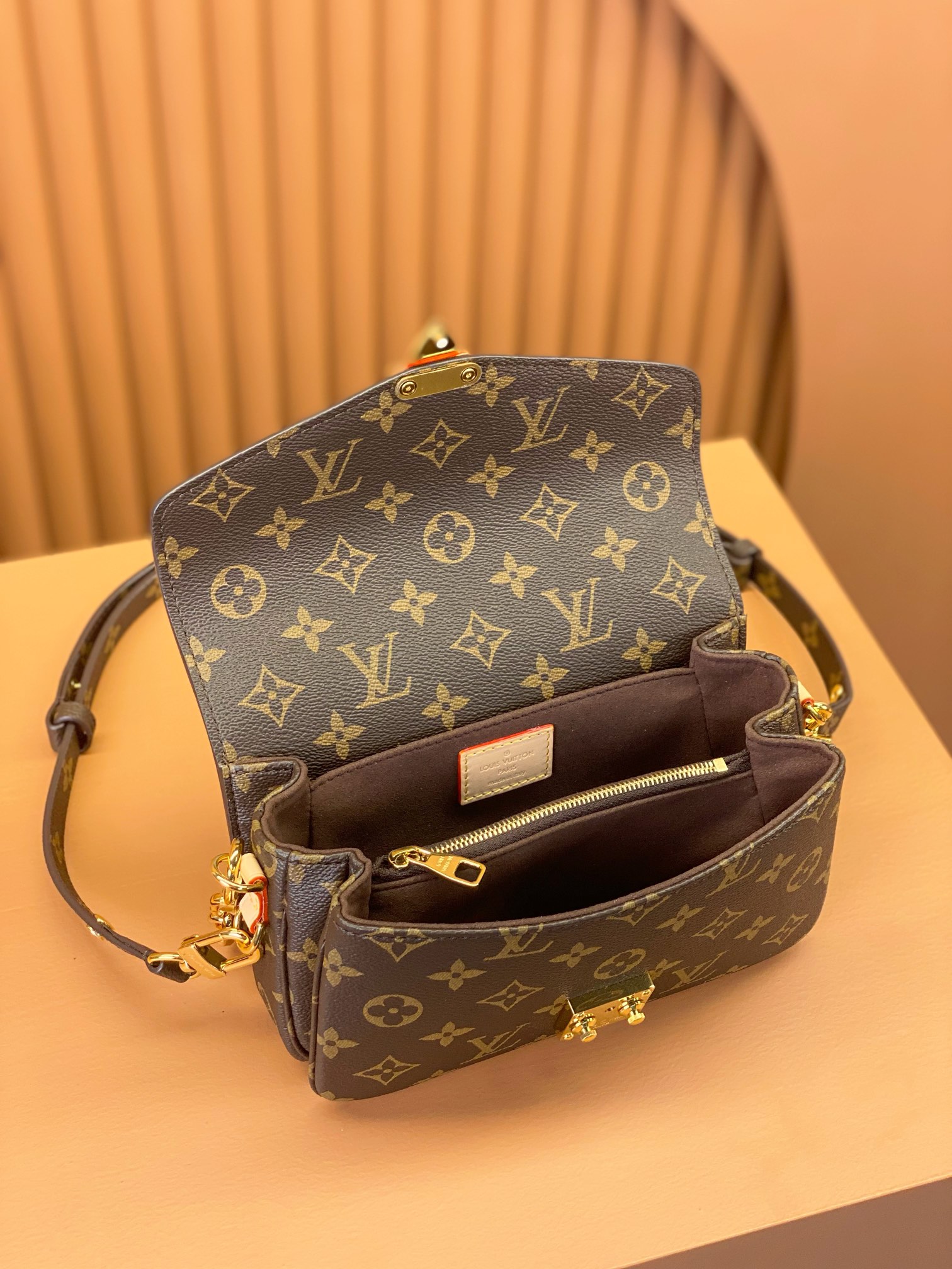 Louis Vuitton Pochette Métis East West Monogram Canvas Women's Handbags M46279