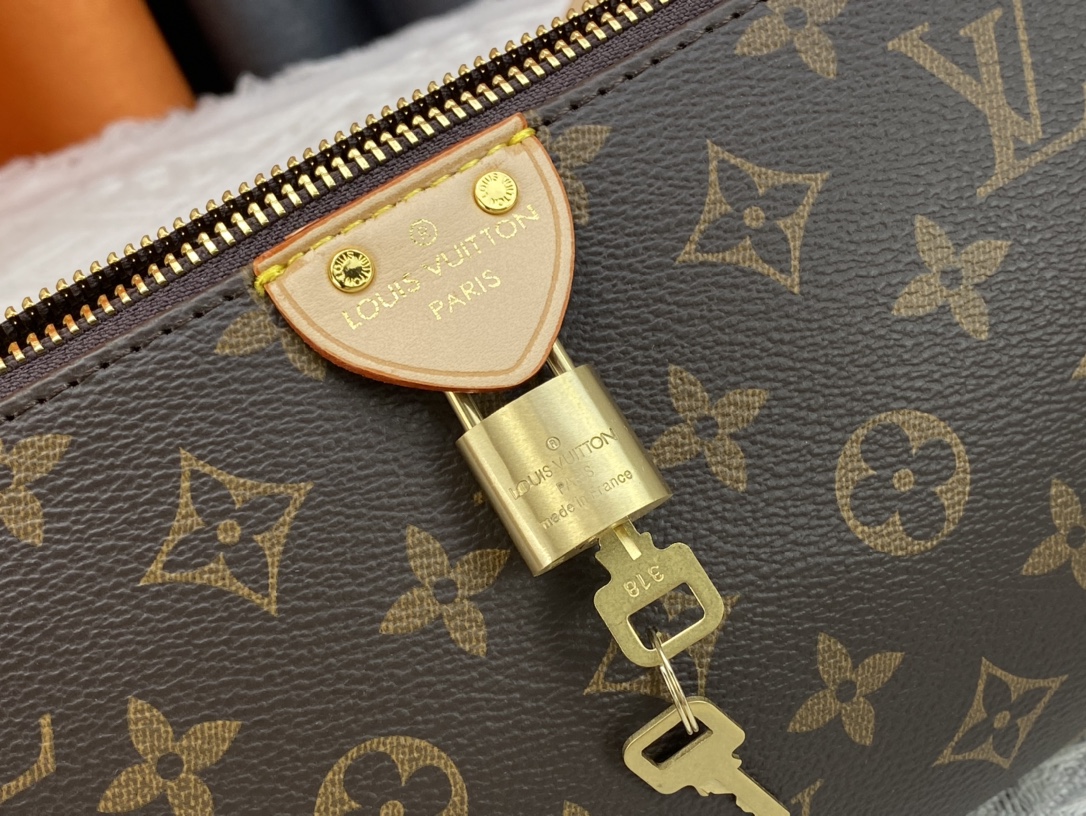 Louis Vuitton Pochette Tirette Monogram Canvas Handbag