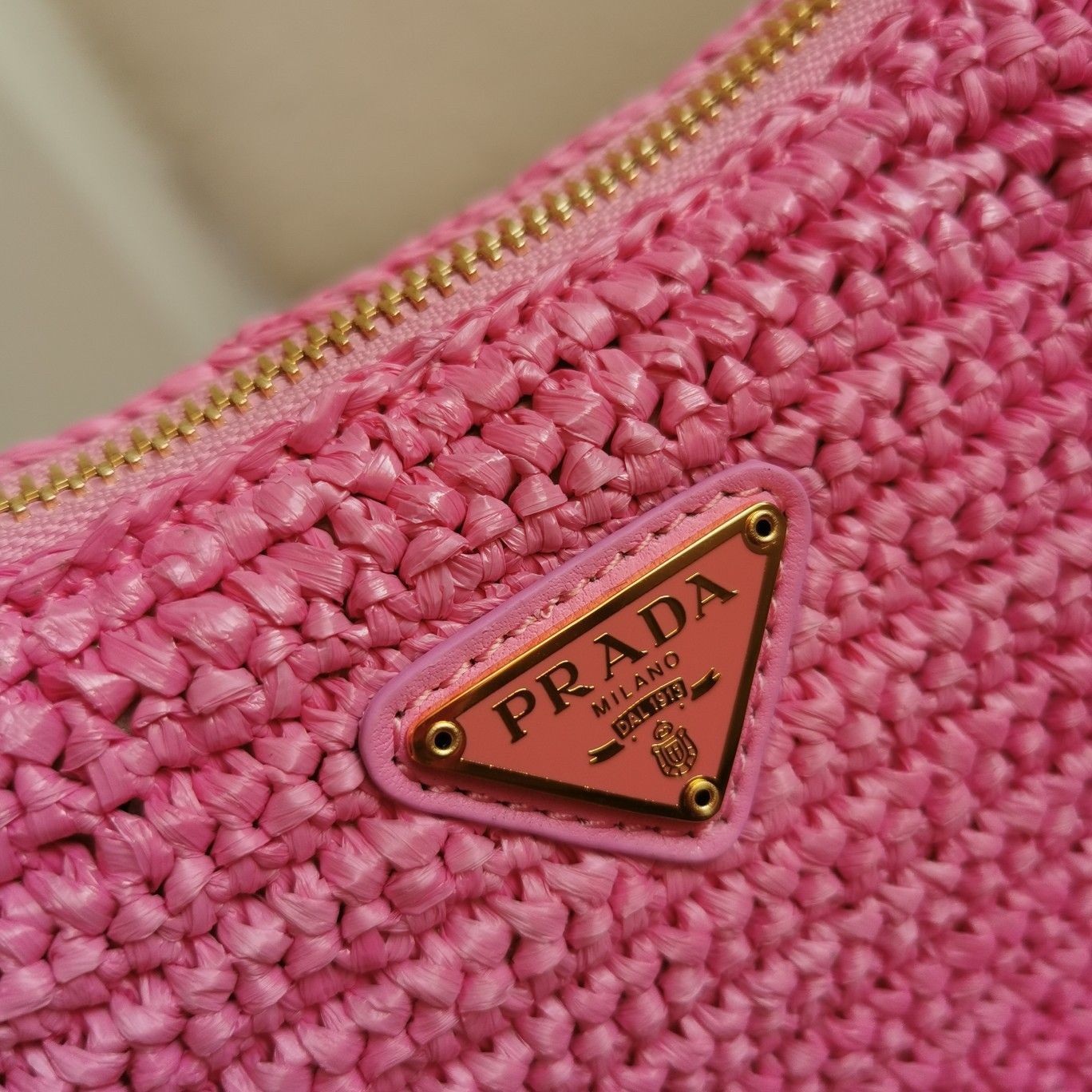 Prada Re-Edition 2005 Shoulder Bag In Pink Raffia