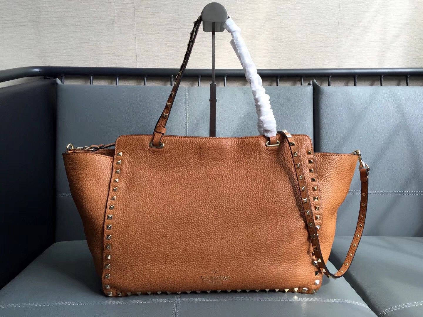 Valentino Rockstud Medium Tote In Brown Grained Leather