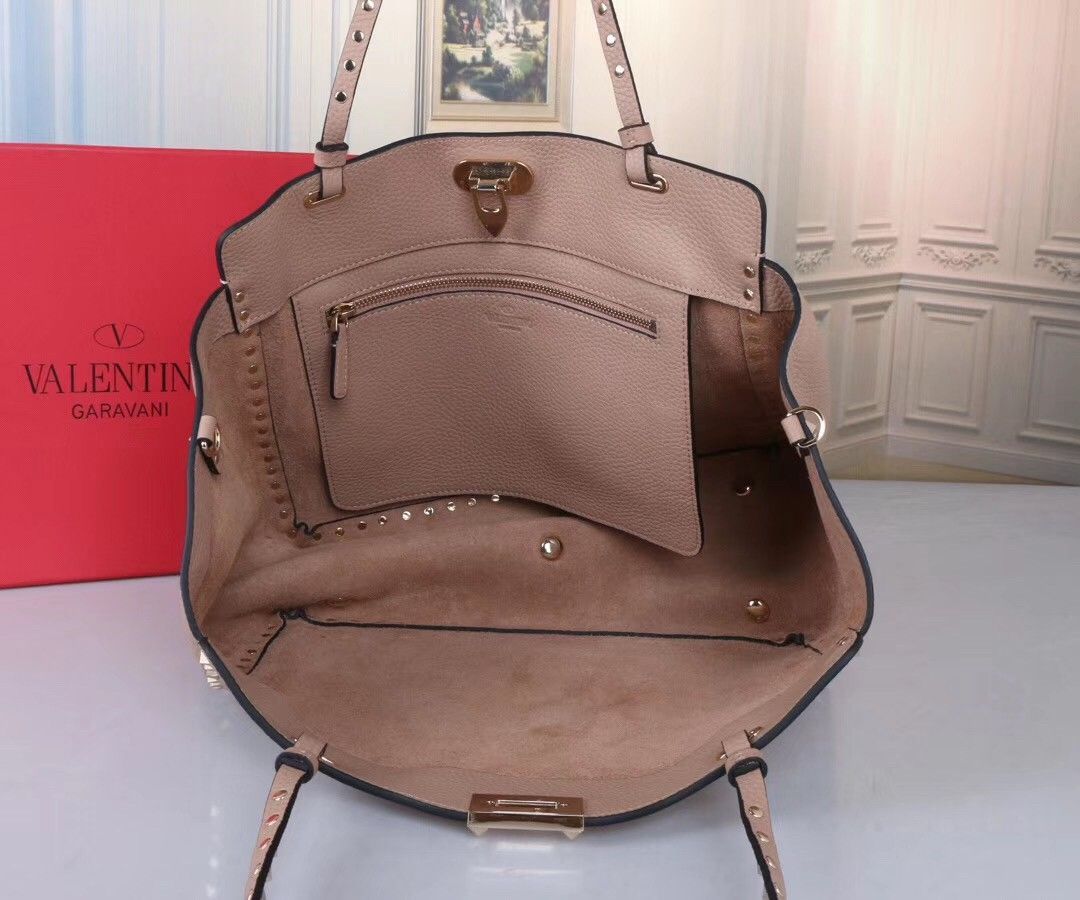 Valentino Rockstud Medium Tote In Beige Grained Leather